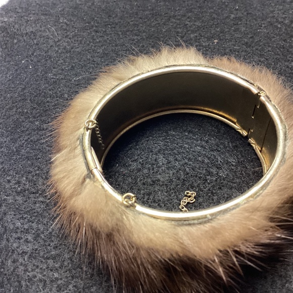 Fur cuff. Braceket. Njce design vintage
